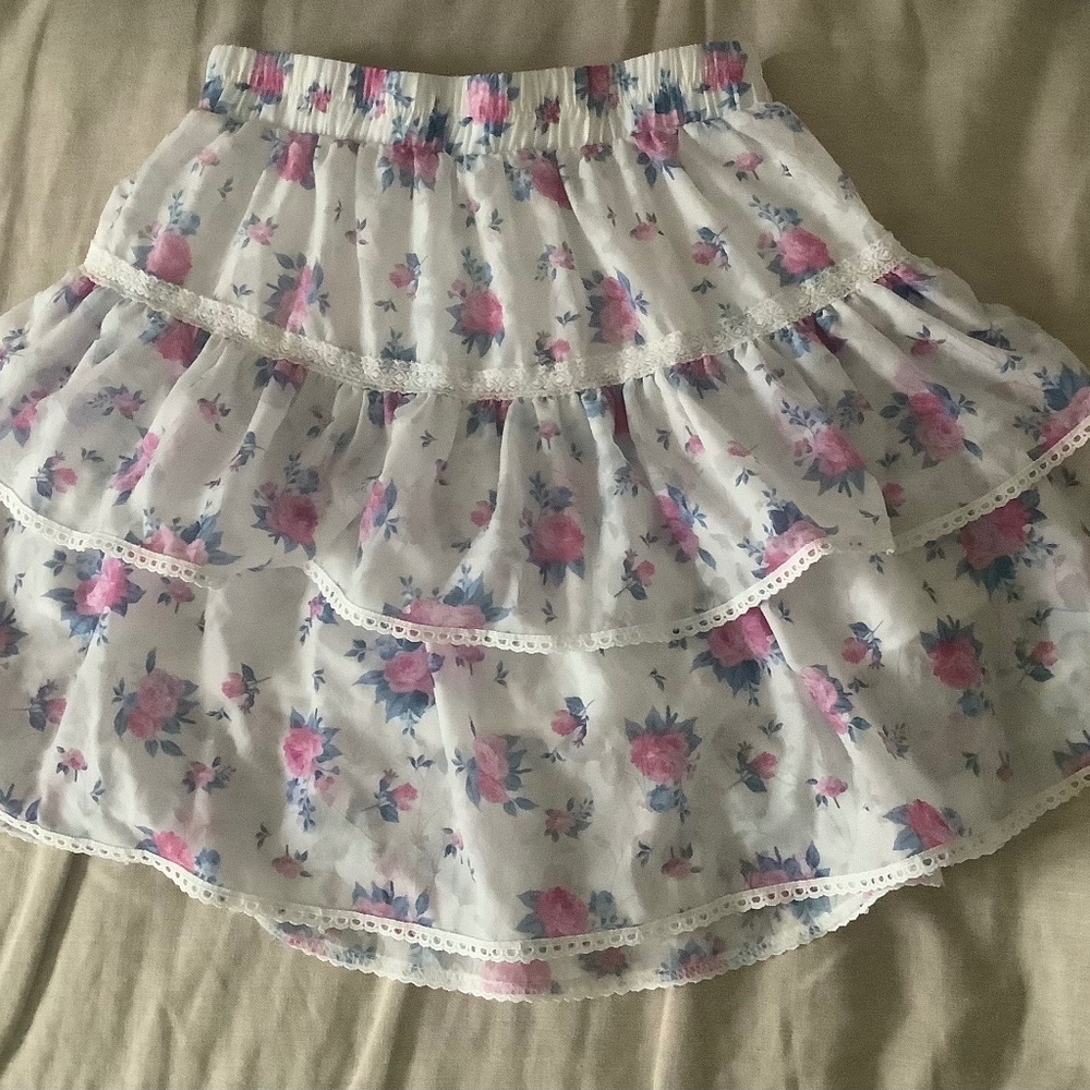 Red Dress Boutique Flowered Skirt Size: S